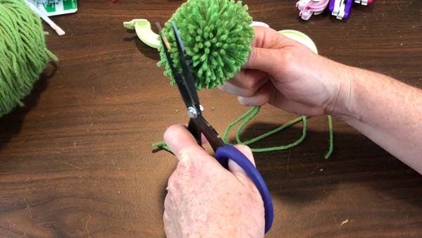 How to make a Perfect Pom Pom with a Clover Pom-Pom Maker ...