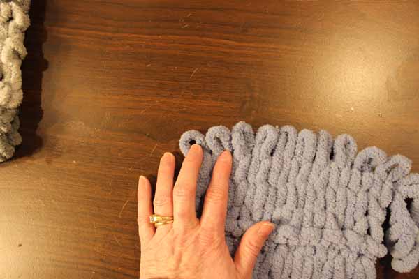 HOW to FINGER KNIT a LOOP YARN SCARF using Loop Yarns by Naztazia