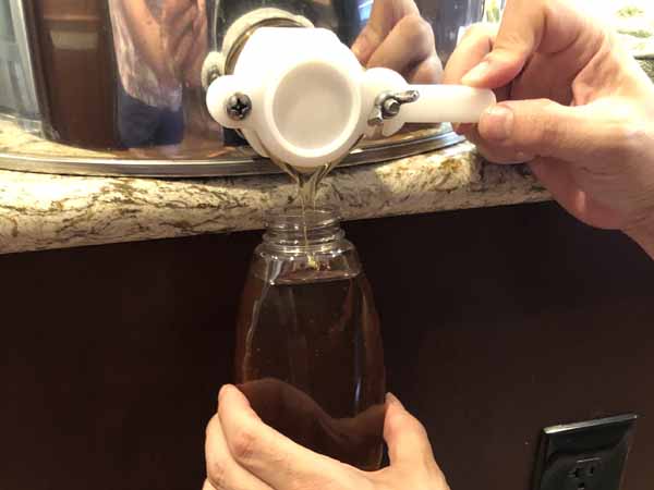 Harvesting Honey - Fill Jars 2