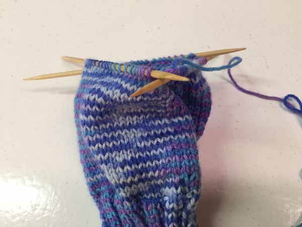 how-to-prevent-laddering-when-knitting-with-double-pointed-needles