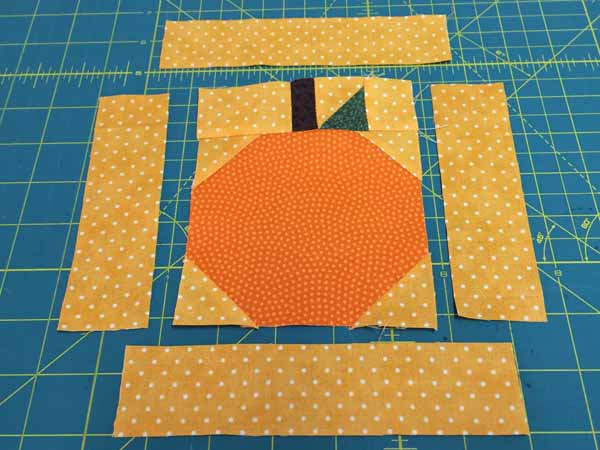 Pumpkin Mug Rug Tutorial - Finished Pumpkin Block Borders