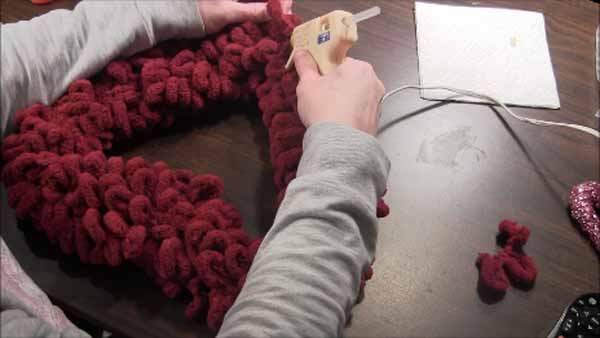 Valentine Loop Yarn Heart Wreath - Glue Yarn End